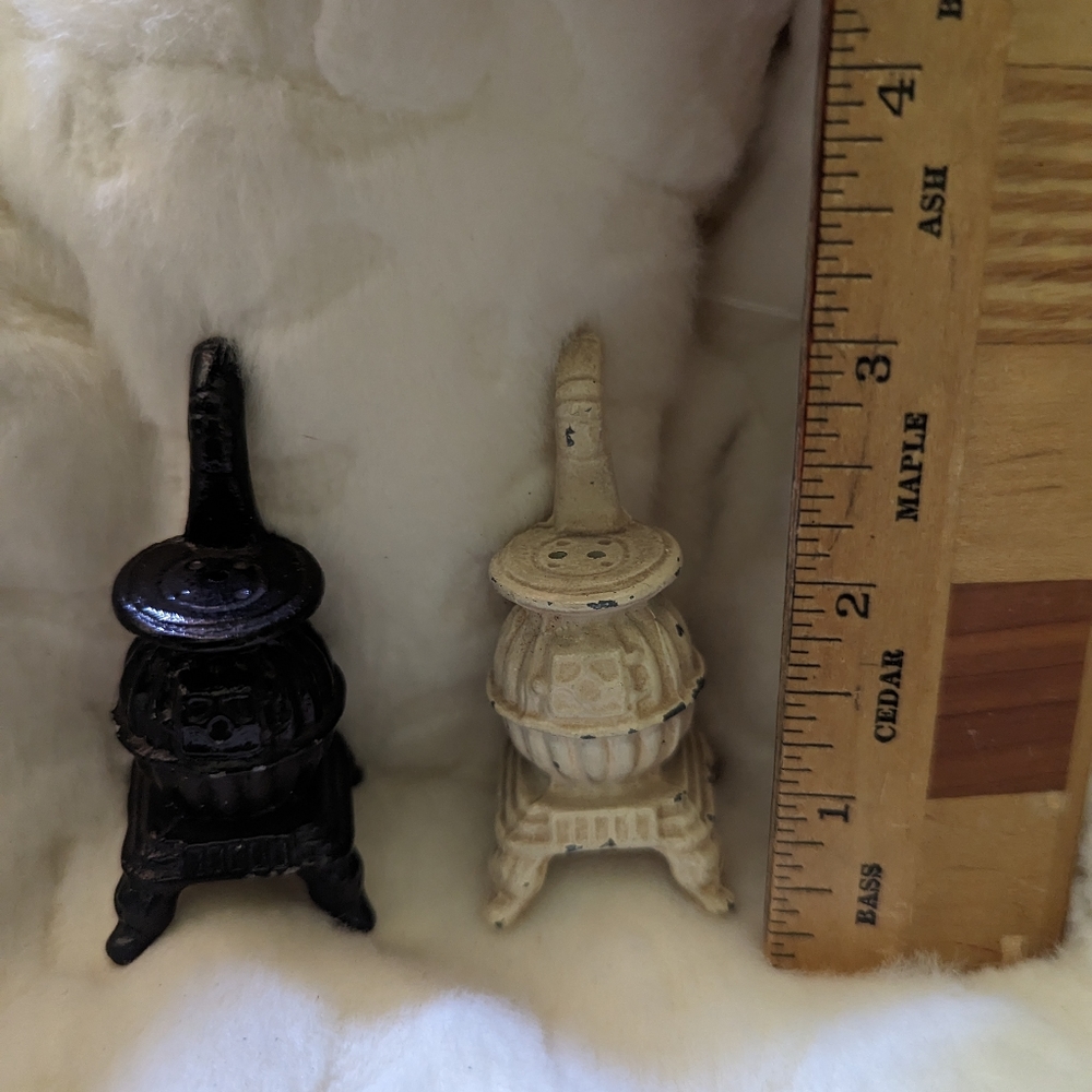 Iron Vintage salt and pepper shakers stoves